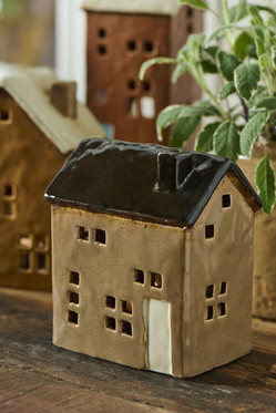 Ruskea talolyhty Brighton kermanvärisellä ovella