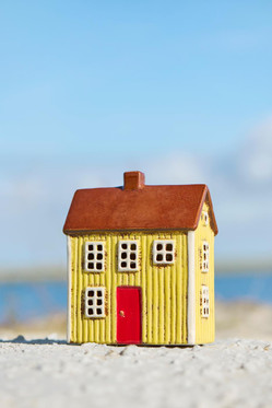 Talolyhty Visby keltainen ja punainen ovi 