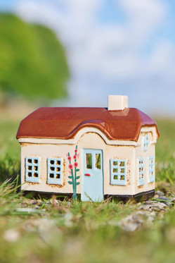 Talolyhty Ebeltoft vaaleansinisellä ovella salkoruusut 