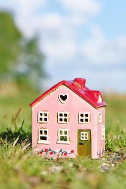 Talolyhty Ebeltoft vihreällä ovella ja mansikkaköynnöksellä 