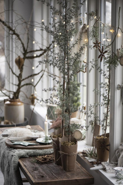 Keinotekoinen setripuu paperitelineessä