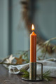 Lyhyt kruunukynttilä /kattauskynttilä karamelli Ø:2.2 x 11 cm.