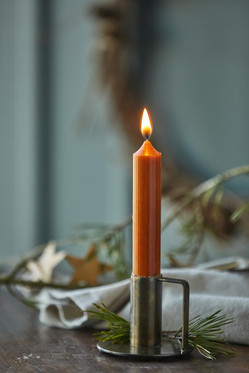 Lyhyt kruunukynttilä /kattauskynttilä karamelli Ø:2.2 x 11 cm.