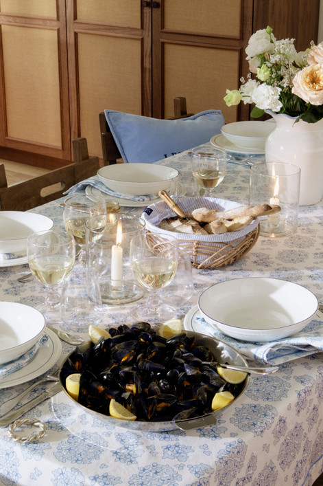 Kukkapainettu luomupuuvilla pöytäliina, sininen/valkoinen