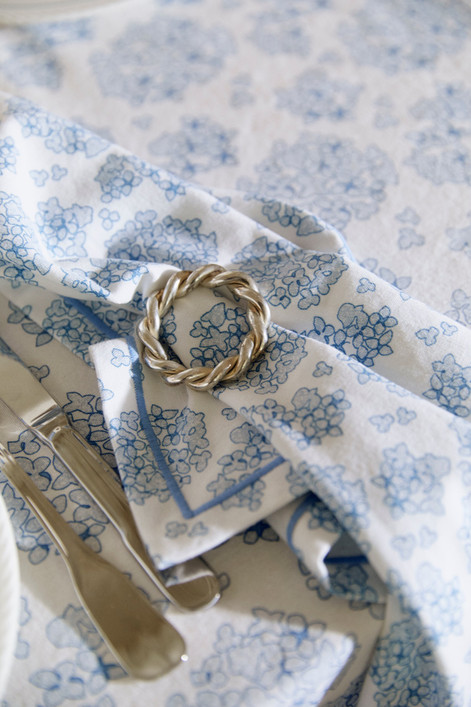 Kukkapainettu luomupuuvilla pöytäliina, sininen/valkoinen