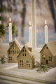 Kynttilänjalka 1,3 cm kynttilälle kolme erilaista taloa