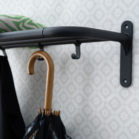 Hattuhylly/kenkähylly musta Belagsboden