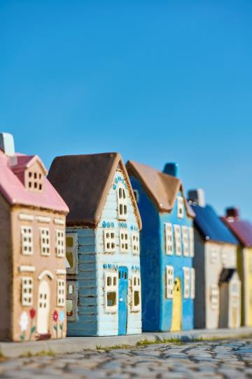 Talolyhty Visby harmaa musta katto ja keltainen ovi