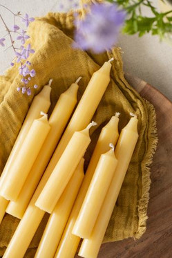 Lyhyt kruunukynttilä /kattauskynttilä keltainen Ø:2.2 x 11 cm.