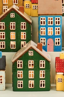 Talolyhty Nyhavn vihreä ja keltainen ovi sivulla