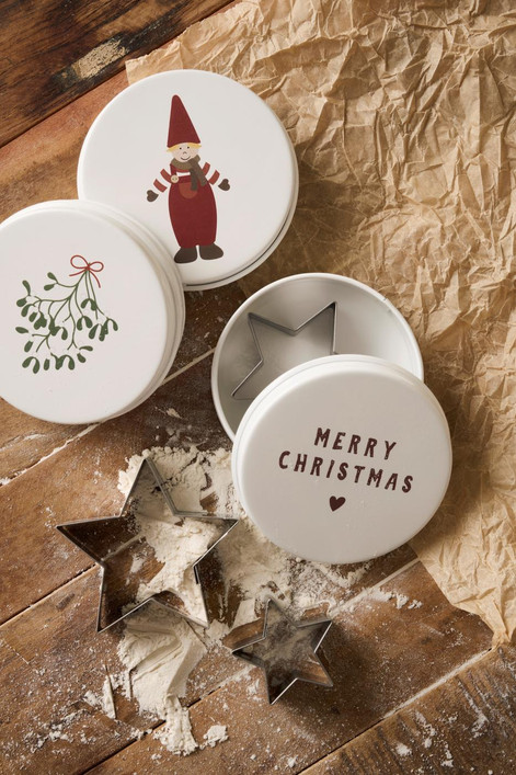 Piparkakkumuotit 3 kpl peltirasiassa, jossa tonttu kannessa