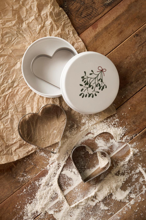 Piparkakkumuotit 3 kpl peltirasiassa, jossa mistelinoksa kannessa