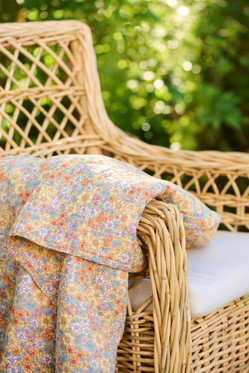 Keltainen tikkipeitto, jossa monivärisiä kukkia, Ib Laursen