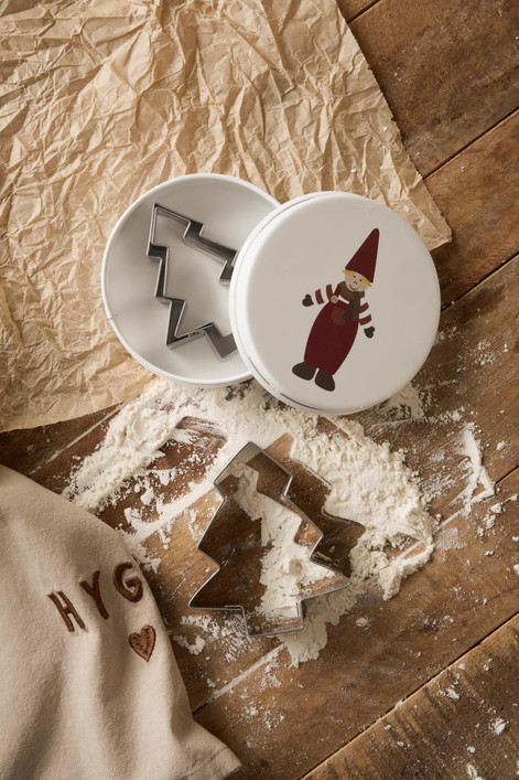 Piparkakkumuotit 3 kpl peltirasiassa, jossa tonttu kannessa