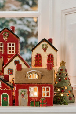 Talolyhty Stillenat punainen, ruskea katto ja seppele ovessa