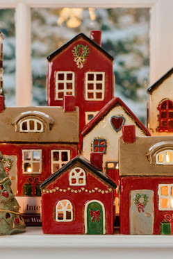 Talolyhty Stillenat punainen, musta katto ja punainen rusetti ovessa