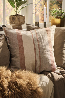 Pellava tyynynpäällinen ruskean ja ruosteen värisillä raidoilla