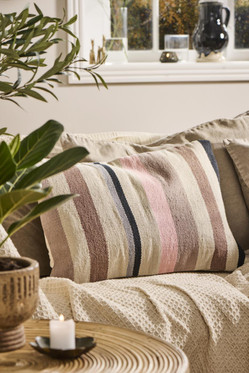 Tyynynpäällinen harmailla, ruskeilla ja vaaleanpunaisilla raidoilla 