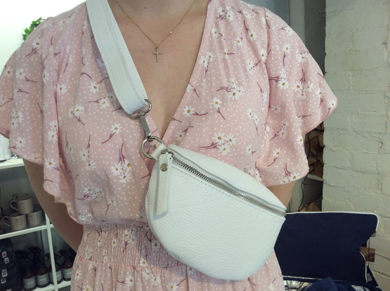 Vyötärölaukku nahkaa valkoinen , Peura