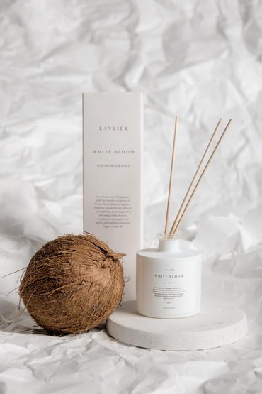 huonetuoksu WHITE BLOOM, Lavlier