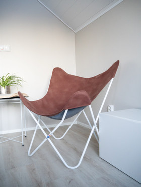 Silla butterfly con estructura blanca