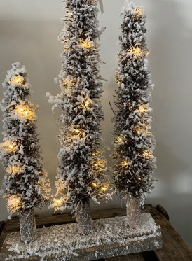 Luminen metsä led-valoilla