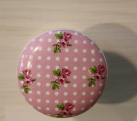 Keraaminen vedin, pilkullinen, ruusuja