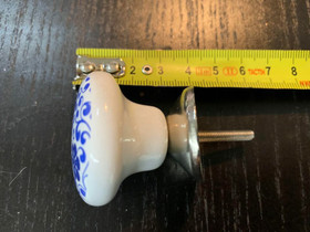 Keraaminen vedin, sinisiä kukkia