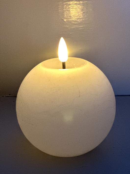 Valkoinen Ø10cm M LED-pallokynttilä (ajastin)