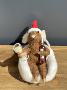 Hiiri viini nojatuolissa villa koriste 15cm