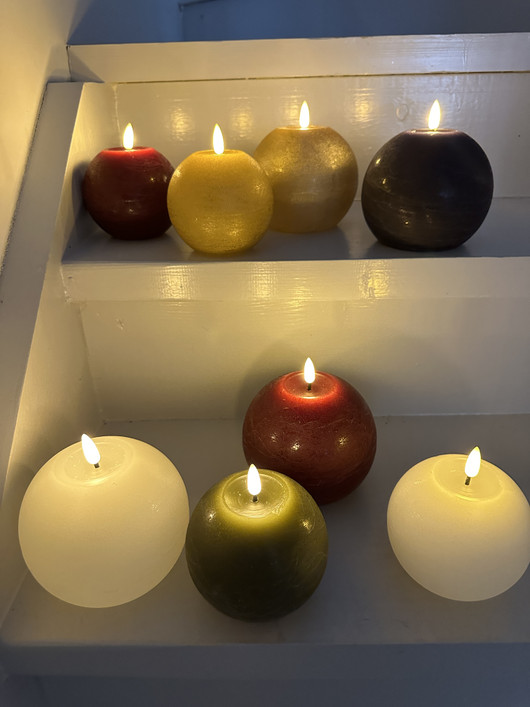 Valkoinen Ø10cm M LED-pallokynttilä (ajastin)