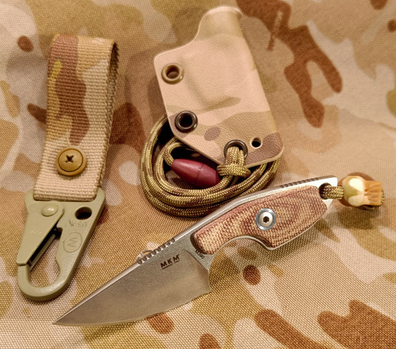 MKM Knives Mikro 1 veitsi + Design-kallo + MC Arid tuppi + Vyöklipsi