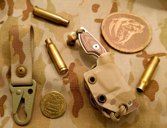MKM Knives Mikro 1 veitsi + Design-kallo + MC Arid tuppi + Vyöklipsi