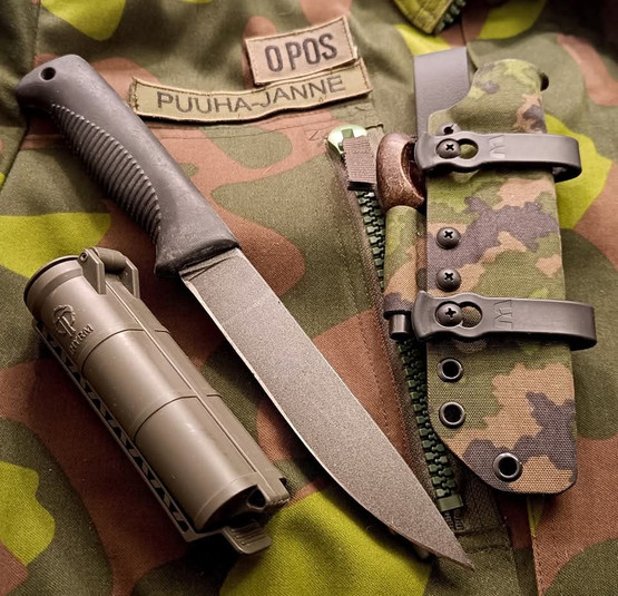 Sissipuukko M95 Taktinen Horisontaali/Vertikaali-Tuppi 