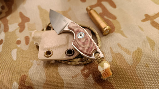 MKM Knives Mikro 1 veitsi + Design-kallo + MC Arid tuppi + Vyöklipsi