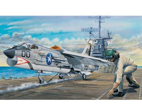 F-8E Crusader, 1:32 (pidemmällä toimitusajalla)