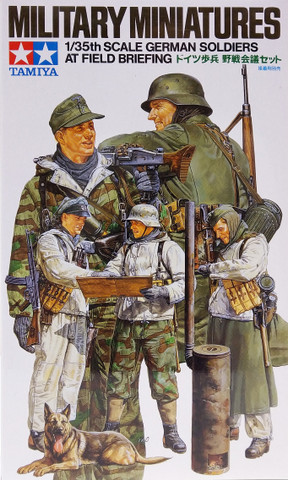 German Soldiers at Field Biefing, 1:35