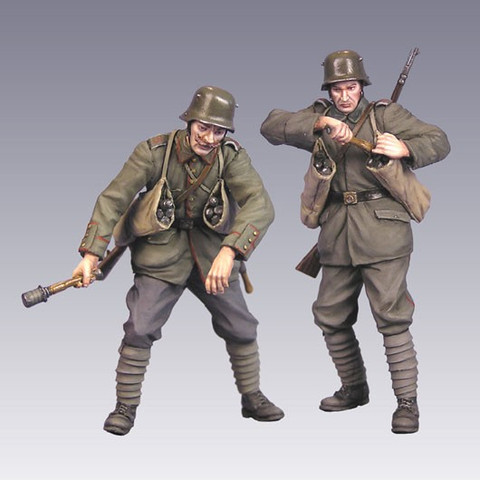 German Soldiers WWI with grenades (contains 2 figures) 1/35