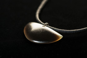 Puolikuu -hirvenkynsikaulakoru puuvillanauhassa