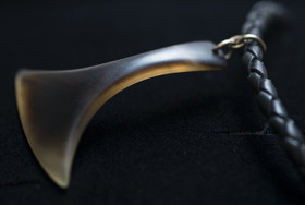 Taivaanvasara -hirvenkynsikaulakoru, pidempi punottu nahkanauha.