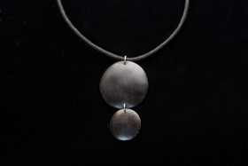 Kiertolaiset -hirvenkynsikaulakoru pään yli pujotettavalla nauhalla.