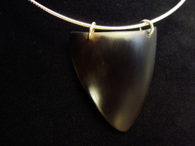 Terä -hirvenkynsikaulakoru hopeapannassa