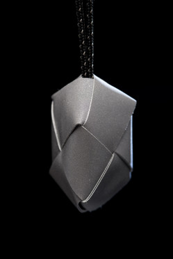 Kopes -asuste, hakaneula kiinnitys