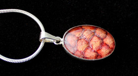 Punainen veriseitikki kala-kaulakoru, ovaali, koko 13x18mm