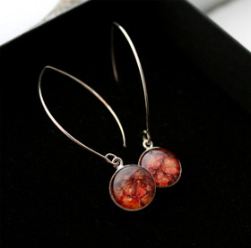 Punaiset kala-korvakorut isoilla koukuilla, halk. 12mm