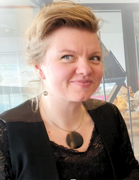 Suurkuu -hirvenkynsikaulakoru hopeapannassa