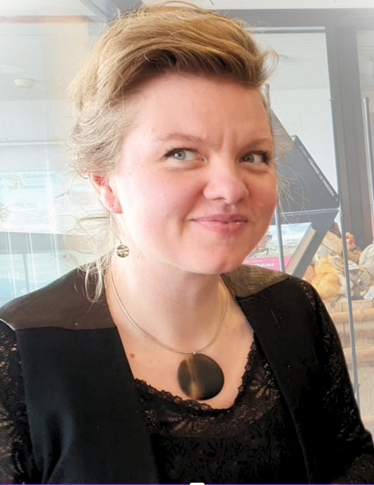 Suurkuu -hirvenkynsikaulakoru hopeapannassa