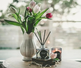 YLELLINEN HUONETUOKSU VANILJA & PIONI 200ML - MAKEA & KUKKAINEN, PEHMEÄ & RAIKAS. LUMOAVAN HUONETUOKSUN KESTO ON N. 6-12KK! (HUOM! ISO!)