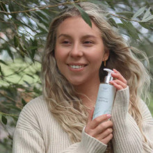 Nestemäinen teepuusaippua pumppupullossa