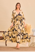 Musta pitkä silkkinen mekko